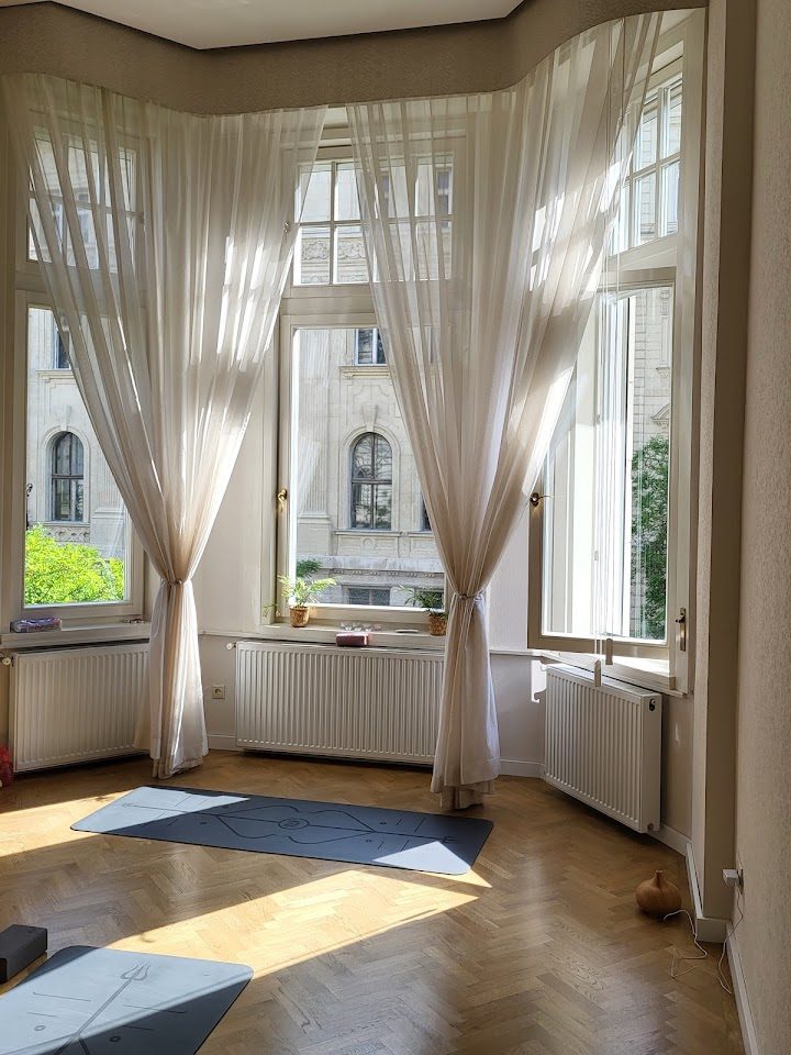 White Lotus Yoga Studio – Jóga